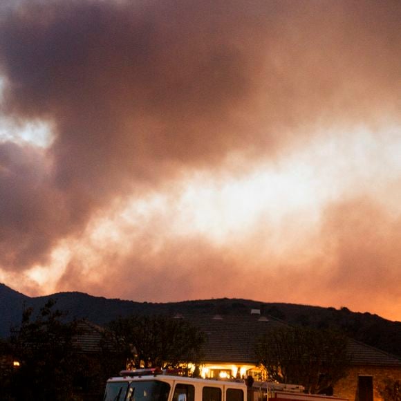 Un incendie de forêt se propage à Yorba Linda, aidé par des vents violents en Californie.