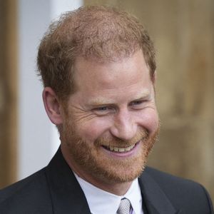 Si la réconciliation est encore loin, serait-elle en marche, ou bien s’agissait-il là d’une simple visite de routine faisant partie des devoirs habituels de Meredith Maines ? En tout cas, une chose est sûre : l’espoir renaît.

6 mai 2023. Couronnement du roi Charles III à Westminster, Londres. Le prince Harry quitte l'abbaye de Westminster. Photo : Dan Charity/The Sun/News Licensing/ABACAPRESS.COM