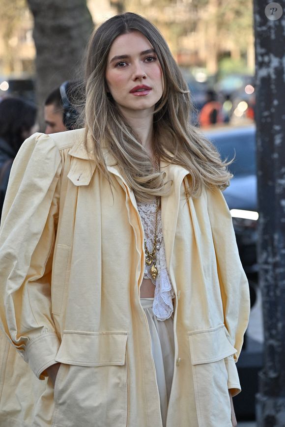 Zita d'Hauteville arrivant au défilé Chloé pendant la semaine de la mode à Paris, France, le 6 mars 2025. Photo by Julien Reynaud/APS-Medias/ABACAPRESS.COM