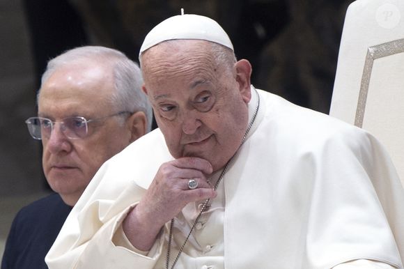Une information révélée en premier lieu par l'AFP : 

Le pape François dirige l'audience générale hebdomadaire dans la salle Paul VI au Vatican le 12 février 2025.