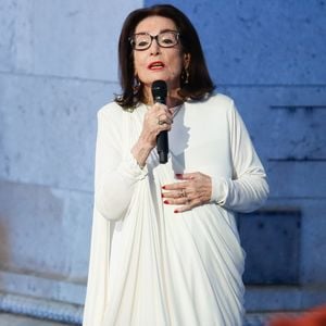 Exclusif - Nana Mouskouri - Emission "Le concert pour la paix" sur les Champs-Elysées à Paris, retransmis en direct sur France 2, le 8 mai 2025. © Christophe Clovis - Pierre Perusseau / Bestimage