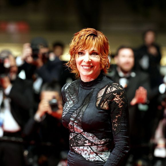 Pour l'heure, un seul titre d'"Égrégore" a été dévoilé, "C'est à qui le tour", un morceau aux accents électro composé par le DJ Lewis.

Mylène Farmer - Montée des marches du film "Dalloway" lors du 78ème Festival International du Film de Cannes, au Palais des Festivals à Cannes, le 15 mai 2025.

© Jacovides-Moreau / Bestimage