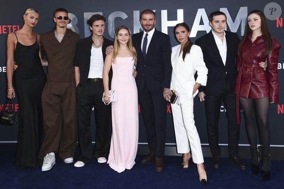 Mia Regan, Romeo Beckham, Cruz Beckham, Harper Beckham, David Beckham, Victoria Beckham, Brooklyn Peltz Beckham et Nicola Peltz Beckham à l'avant-première de la série documentaire Netflix 'Beckham' à Londres, le 3 octobre 2023.