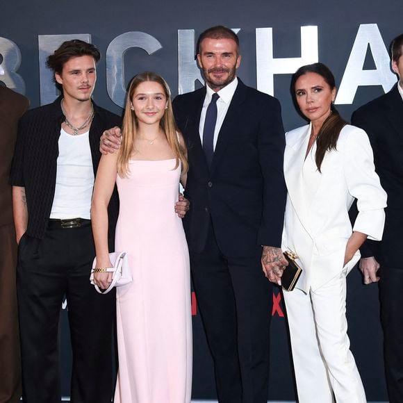 Mia Regan, Romeo Beckham, Cruz Beckham, Harper Beckham, David Beckham, Victoria Beckham, Brooklyn Peltz Beckham et Nicola Peltz Beckham à l'avant-première de la série documentaire Netflix 'Beckham' à Londres, le 3 octobre 2023.