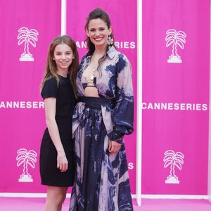 Lucie Lucas (Cannes Confidential) et sa fille Lilou - Photocall (tapis rose) du festival Canneseries saison 6 au palais des festivals à Cannes le 16 avril 2023. © Denis Guignebourg / Bestimage