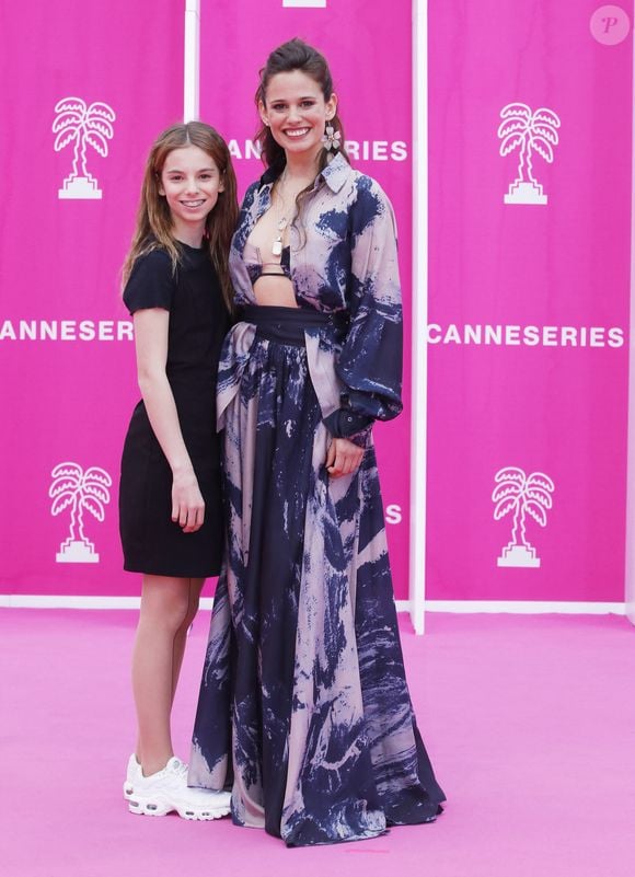 Lucie Lucas (Cannes Confidential) et sa fille Lilou - Photocall (tapis rose) du festival Canneseries saison 6 au palais des festivals à Cannes le 16 avril 2023. © Denis Guignebourg / Bestimage