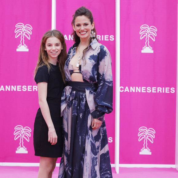 Lucie Lucas (Cannes Confidential) et sa fille Lilou - Photocall (tapis rose) du festival Canneseries saison 6 au palais des festivals à Cannes le 16 avril 2023. © Denis Guignebourg / Bestimage