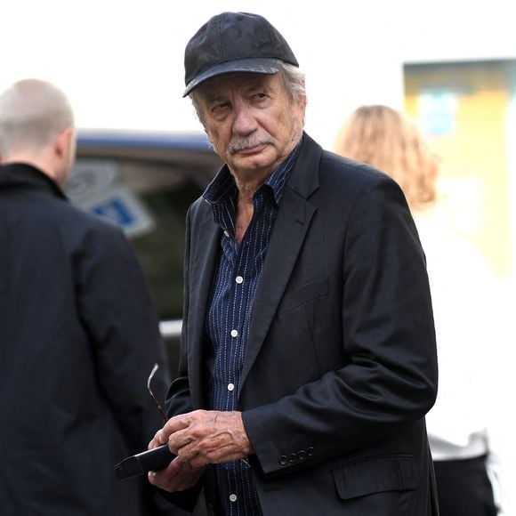 Arnaud Denis avait choisi l’euthanasie après plusieurs années de souffrances et de complications médicales qui l’avaient éloigné de la scène.

Exclusif - Patrick Chesnais - Obsèques d'Arnaud Denis en l'Eglise Saint Roch à Paris, le 1er octobre 2026.