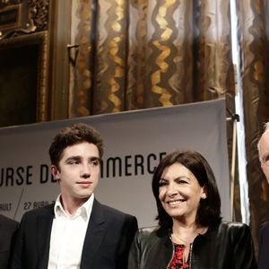 François-Henri Pinault, son fils François Pinault, Anne Hidalgo et François Pinault lors de la conférence de presse "Un musée pour la Bourse de Commerce" à l'Hotel de Ville de Paris, le 27 avril 2016. © Stephane Lemouton/Bestimage
