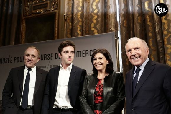 François-Henri Pinault, son fils François Pinault, Anne Hidalgo et François Pinault lors de la conférence de presse "Un musée pour la Bourse de Commerce" à l'Hotel de Ville de Paris, le 27 avril 2016. © Stephane Lemouton/Bestimage