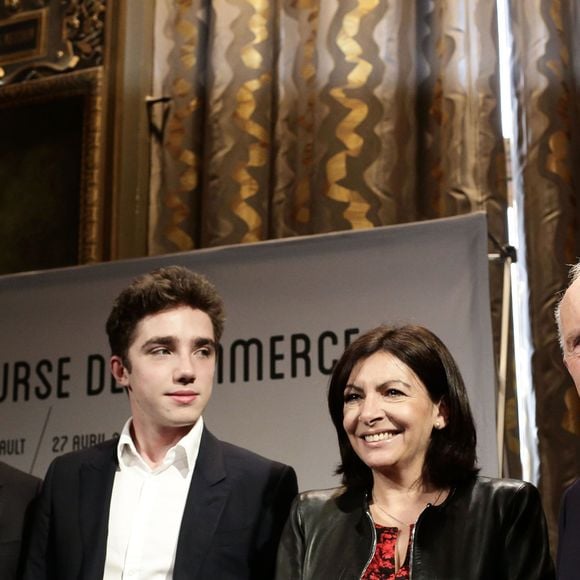 François-Henri Pinault, son fils François Pinault, Anne Hidalgo et François Pinault lors de la conférence de presse "Un musée pour la Bourse de Commerce" à l'Hotel de Ville de Paris, le 27 avril 2016. © Stephane Lemouton/Bestimage