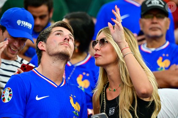 Dylan Deschamps et sa fiancée Mathilde Cappelaere dans les tribunes de la demi-finale du Championnat d'Europe de football (Euro 2024) entre l'Espagne et la France (2-1) à Munich, Allemagne, le 9 juillet 2024. © Bestimage