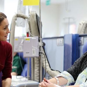 La princesse de Galles s'entretient avec Katherine Field lors d'une visite au Royal Marsden Hospital, à Londres, où elle a reçu son traitement contre le cancer, afin de remercier personnellement le personnel pour les soins qu'il lui a prodigués. Photo by Chris Jackson/PA Wire/ABACAPRESS.COM