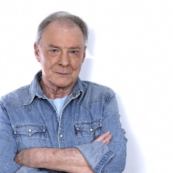 Le 25 juillet, une grande annonce totalement inattendue a été faite sur son compte Facebook... quant à un album posthume qui devrait paraitre en octobre. 

Exclusif - Portrait de Herbert Leonard lors de l'enregistrement de l'émission "Chez Jordan de Luxe" à Paris. Le 8 octobre 2024 © Cédric Perrin / Bestimage