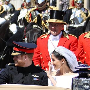 Le prince Harry, duc de Sussex, et Meghan Markle, duchesse de Sussex, en calèche à la sortie du château de Windsor après leur mariage le 19 mai 2018 (Backgrid UK/ Bestimage).