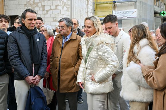 Jacques Olive (premier mari d'Évelyne Leclercq et père de Céline), Céline Olive (fille de E.Leclercq), sa fille Ondine (petite-fille de E.Leclercq) et son fils Benjamin costume crème (petit-fils de E.Leclercq) avec le prêtre à la sortie des obsèques d'Evelyne Leclercq en la cathédrale Sainte-Réparate de Nice, France, le 13 janvier 2026. Une tenue blanche ou claire est souhaitée pour la cérémonie. Ni fleurs, ni couronnes. Selon la volonté de la défunte Evelyne, des dons en faveur du pôle cancérologie Arnault Tzanck pourront être effectués par chèque à l'ordre de FDD AAT ou via un lien numérique HelloAsso - Campagne de dons, Institut du Cancer de Mougins. © Bruno Bebert/Bestimage