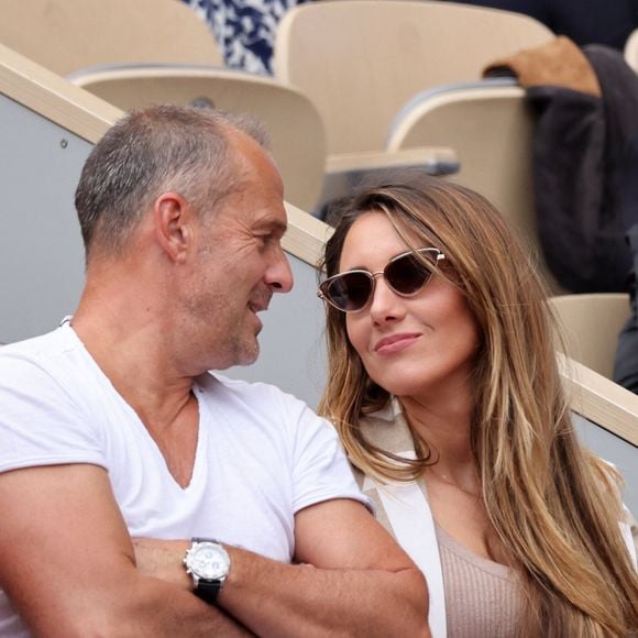 Roger Erhart et sa compagne Delphine Wespiser, Miss France 2012 - Célébrités dans les tribunes des internationaux de France de Roland Garros à Paris le 31 mai 2022. © Cyril Moreau - Dominique Jacovides/Bestimage