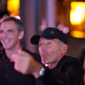 L’occasion s’est alors présentée pour lui de profiter de cette intervention afin d’en faire d’autres et de se débarrasser de plusieurs complexes en une seule fois, comme ses "valises sous les yeux".

Laurent Baffie, Olivier Véran lors de la soirée annuelle de gala de l'association Hope au pavillon Gabriel à Paris le 14 octobre 2025.

© Anne-Sophie Guebey / Bestimage