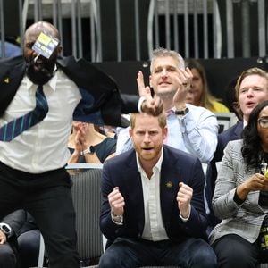 Le prince Harry, duc de Sussex, assiste à un match de volleyball en fauteuil lors des "Invictus Games Vancouver Whistler 2025" à Vancouver. Mirrorpix / Bestimage