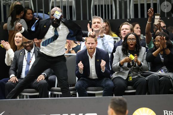 Le prince Harry, duc de Sussex, assiste à un match de volleyball en fauteuil lors des "Invictus Games Vancouver Whistler 2025" à Vancouver. Mirrorpix / Bestimage