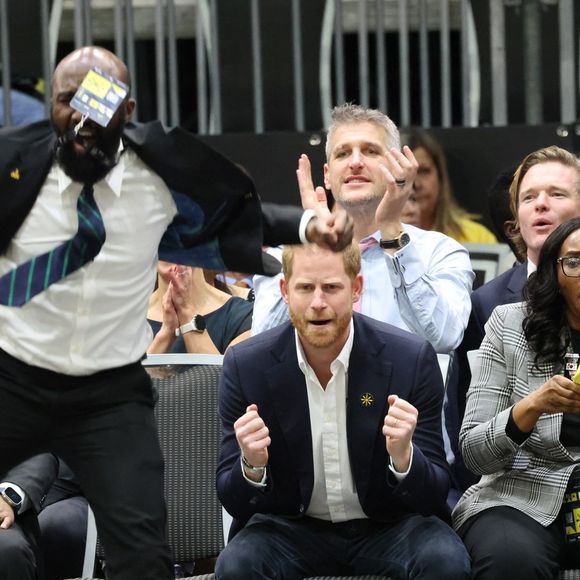 Le prince Harry, duc de Sussex, assiste à un match de volleyball en fauteuil lors des "Invictus Games Vancouver Whistler 2025" à Vancouver. Mirrorpix / Bestimage