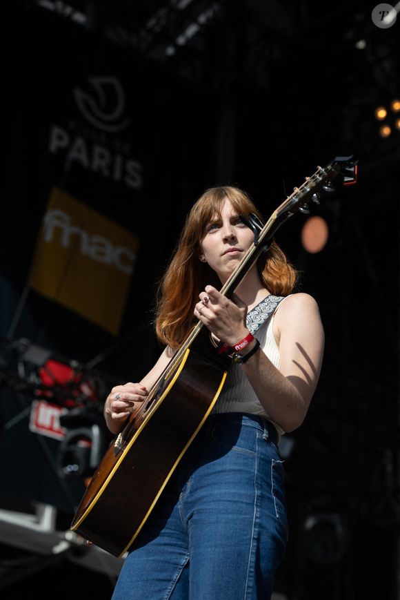 Avec sa musique folk, Lonny a reçu un joli accueil des médias et se fait progressivement une place dans le milieu... Tout cela sans jouer de son étiquette de "fille de".

Lonny en concert lors du festival Fnac Live sur le parvis de l'Hôtel de Ville de Paris. Le 29 juin 2022. Crédit Jérémy Melloul / Bestimage