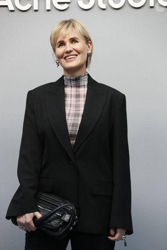 La chanteuse était initialement annoncée au casting du prochain film de Judith Godrèche,

Judith Godrèche - Photocall du défilé Acne Studios "Collection Prêt-à-Porter Automne/Hiver 2025-2026" lors de la Fashion Week de Paris, le 5 mars 2025.

Photo : Christophe Clovis / Bestimage