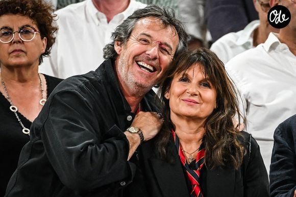 Jean-Luc Reichmann et sa femme Nathalie Lecoultre en tribunes lors de la finale de rugby Top 14 opposant le Stade Toulousain Rugby (Toulouse) au Stade Rochelais (La Rochelle) au Stade de France à Saint-Denis, Seine Saint-Denis, le 17 juin 2023. Toulouse a gagné 29-26. © Matthieu Mirville/Bestimage
