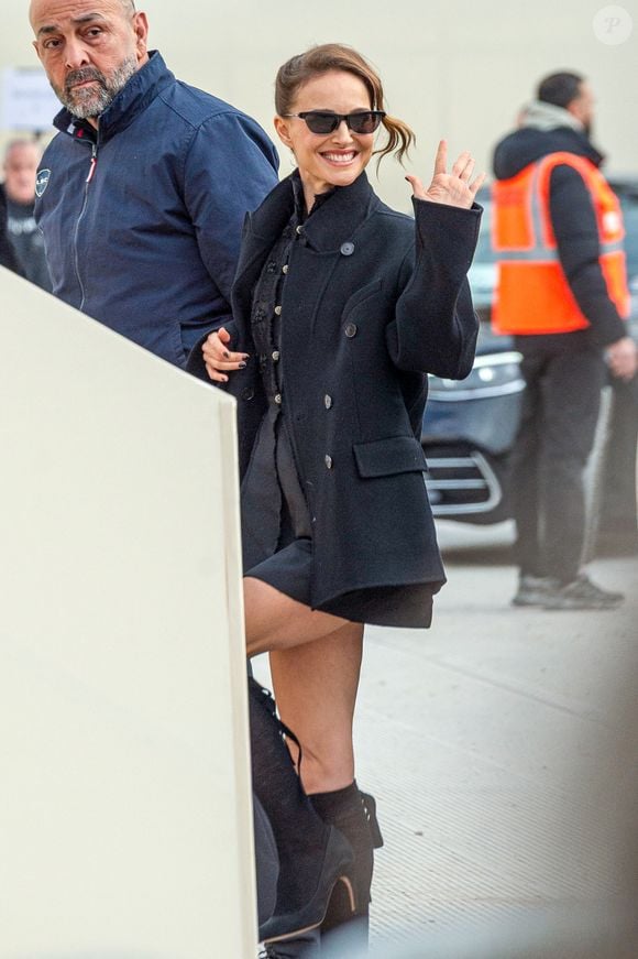 Natalie Portman aux arrivées au défilé Christian Dior Mode Féminine Prêt-À-Porter Automne/Hiver 2025-2026 lors de la Fashion Week de Paris (PFW), à Paris, France, le 4 mars 2025. © Yehiel Chekroune/Bestimage