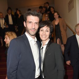 Et de son mari Julien Derouault. 

Marie-Claude Pietragalla et son mari Julien Derouault - 30ème cérémonie des Molières 2018 à la salle Pleyel à Paris, France, le 29 mai 2018. © Coadic Guirec/Bestimage