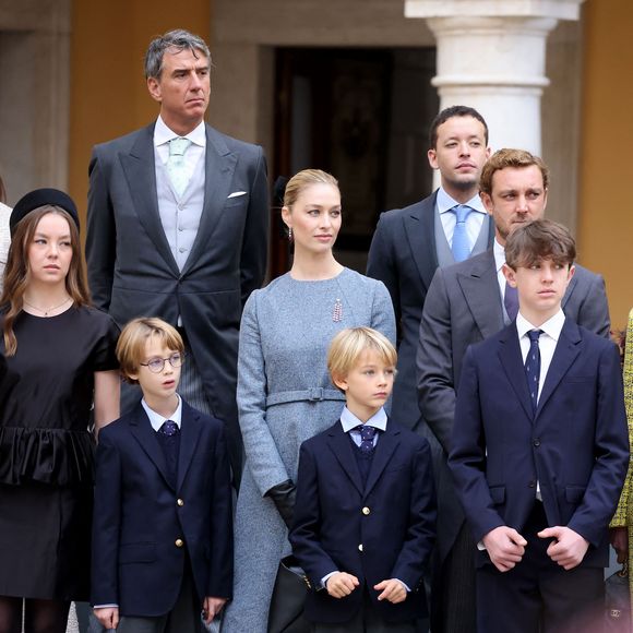 La princesse Alexandra de Hanovre, Pierre Casiraghi, Beatrice Borromeo, leurs enfants Stefano et Francesco, Raphaël Elmaleh - La famille princière monégasque dans la cour d'honneur du palais lors de la la fête nationale à Monaco le 19 novembre 2025. © Dominique Jacovides - Bruno Bebert / Bestimage