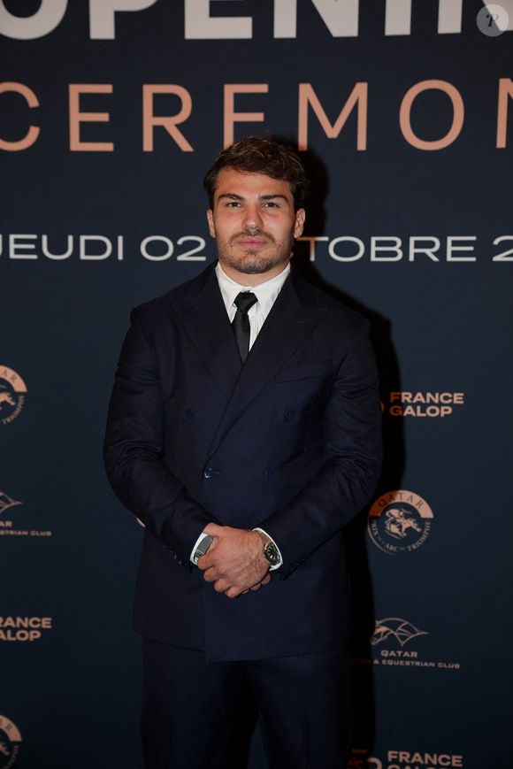 Les clients adorent : note moyenne Google 4,4/5 pour près de 3 000 avis, saluant qualité du service et des plats.

Antoine Dupont lors de la cérémonie d'ouverture du Qatar Prix de l'Arc de Triomphe au Pré Catelan le 2 octobre 2025.

© Anne-Sophie Guebey / Bestimage