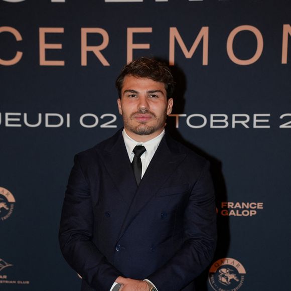 Les clients adorent : note moyenne Google 4,4/5 pour près de 3 000 avis, saluant qualité du service et des plats.

Antoine Dupont lors de la cérémonie d'ouverture du Qatar Prix de l'Arc de Triomphe au Pré Catelan le 2 octobre 2025.

© Anne-Sophie Guebey / Bestimage
