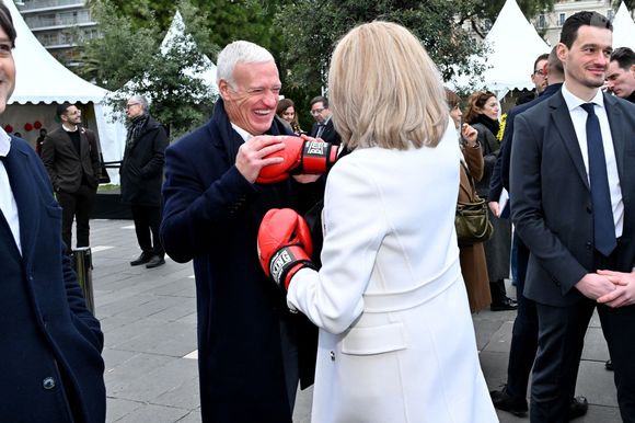 Clôture de l'opération de collecte de fonds "Pièces Jaunes", destinée à améliorer la vie des enfants hospitalisés, au Jardin Albert 1er, à Nice, France, le 7 février  2025, en présence de la Première dame française, Brigitte Macron, la présidente de la Fondation Hôpitaux de Paris-Hôpitaux de France, du sélectionneur de l'équipe de France de football, Didier Deschamps le parrain de l'opération Pièces Jaunes, de Christian Estrosi, le maire de Nice, sa femme, Laura Tenoudji Estrosi, d'Anne Barrère, la vice-présidente de la Fondation Hôpitaux de Paris-Hôpitaux de France, Philippe Wahl, le président-directeur général du Groupe La Poste, de José Cobos, ancien capitaine de l'OGC Nice et conseiller municipal de la ville de Nice délégué à l'évènementiel sportif, et du compositeur du morceau caritatif "Les P'tits Soleils", l'hymne des Pièces Jaunes, John Mamann. Ce titre a été chanté sur la scène par Eugie, Sab, Julien Esmée, Vernis Rouge... et les personnalités. Mme Macron et Didier Deschamps ont fait, comme à leur habitude, le tour des diffèrents stands des associations et des partenaires, comme Carrefour, la Fondrtion Lenval, le CHU, la Poste et la Banque de France où ils ont fait la pesée des pièces jaunes... mais l'arrêt le plus surprenant fut sur le stand du Nice Azur Boxe où le coach des Bleus et Mme Macron n'ont pas hésité à mettre les gants pour quelques échanges avec les boxeurs présents.  © Bruno Bebert/Bestimage