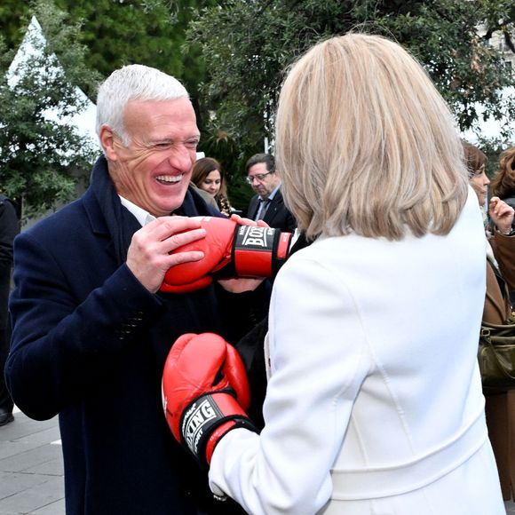 Clôture de l'opération de collecte de fonds "Pièces Jaunes", destinée à améliorer la vie des enfants hospitalisés, au Jardin Albert 1er, à Nice, France, le 7 février  2025, en présence de la Première dame française, Brigitte Macron, la présidente de la Fondation Hôpitaux de Paris-Hôpitaux de France, du sélectionneur de l'équipe de France de football, Didier Deschamps le parrain de l'opération Pièces Jaunes, de Christian Estrosi, le maire de Nice, sa femme, Laura Tenoudji Estrosi, d'Anne Barrère, la vice-présidente de la Fondation Hôpitaux de Paris-Hôpitaux de France, Philippe Wahl, le président-directeur général du Groupe La Poste, de José Cobos, ancien capitaine de l'OGC Nice et conseiller municipal de la ville de Nice délégué à l'évènementiel sportif, et du compositeur du morceau caritatif "Les P'tits Soleils", l'hymne des Pièces Jaunes, John Mamann. Ce titre a été chanté sur la scène par Eugie, Sab, Julien Esmée, Vernis Rouge... et les personnalités. Mme Macron et Didier Deschamps ont fait, comme à leur habitude, le tour des diffèrents stands des associations et des partenaires, comme Carrefour, la Fondrtion Lenval, le CHU, la Poste et la Banque de France où ils ont fait la pesée des pièces jaunes... mais l'arrêt le plus surprenant fut sur le stand du Nice Azur Boxe où le coach des Bleus et Mme Macron n'ont pas hésité à mettre les gants pour quelques échanges avec les boxeurs présents.  © Bruno Bebert/Bestimage
