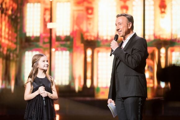 Le 13 décembre prochain, Stéphane Bern commentera le grand concours de la chanson pour les enfants.

Exclusif - Valentina et Stéphane Bern à l'enregistrement de l'émission "La grande soirée du 31 à Versailles", le 15 décembre 2020.

Photo : Tiziano Da Silva - Cyril Moreau / Bestimage