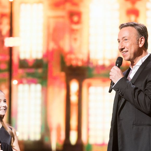 Le 13 décembre prochain, Stéphane Bern commentera le grand concours de la chanson pour les enfants.

Exclusif - Valentina et Stéphane Bern à l'enregistrement de l'émission "La grande soirée du 31 à Versailles", le 15 décembre 2020.

Photo : Tiziano Da Silva - Cyril Moreau / Bestimage