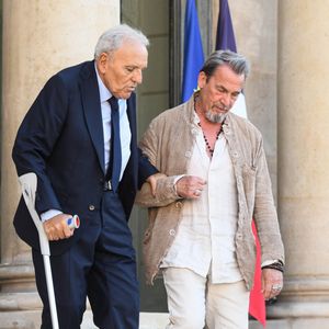 Florent Pagny quitte l'Élysée après avoir assisté à la cérémonie de remise de la médaille de « Chevalier de la Légion d'honneur » au palais de l'Élysée à Paris, en France, le 27 mai 2026. Photo de Florian Poitout/ABACAPRESS.COM