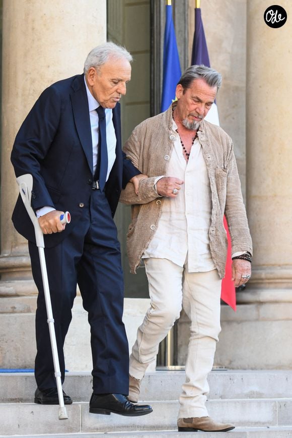 Florent Pagny quitte l'Élysée après avoir assisté à la cérémonie de remise de la médaille de « Chevalier de la Légion d'honneur » au palais de l'Élysée à Paris, en France, le 27 mai 2026. Photo de Florian Poitout/ABACAPRESS.COM
