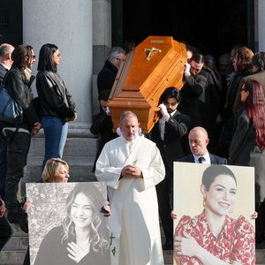 Deux portraits de l'actrice suivis du cercueil de la défunte à la sortie des obsèques d'Emilie Dequenne au cimetière Père Lachaise à Paris, France, le 26 mars 2025. © Cyril Moreau/Bestimage