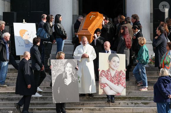 Deux portraits de l'actrice suivis du cercueil de la défunte à la sortie des obsèques d'Emilie Dequenne au cimetière Père Lachaise à Paris, France, le 26 mars 2025. © Cyril Moreau/Bestimage