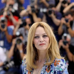 Vanessa Paradis lors du photocall du film "Cette musique ne joue pour personne" (première à Cannes) à l'occasion du 74e Festival international du film de Cannes, le 10 juillet 2021.

© Borde / Jacovides / Moreau / Bestimage