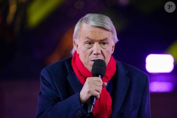 Salvatore Adamo lors de l'enregistrement de l'émission "La Grande soirée du 31 de Paris", diffusée le 31 décembre sur France 2, sur la place de la Concorde à Paris, France, le 24 novembre 2025. © Guebey-Tribeca/Bestimage