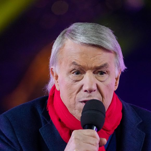 Salvatore Adamo lors de l'enregistrement de l'émission "La Grande soirée du 31 de Paris", diffusée le 31 décembre sur France 2, sur la place de la Concorde à Paris, France, le 24 novembre 2025. © Guebey-Tribeca/Bestimage