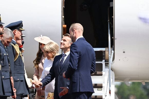 Le prince William, prince de Galles, et Catherine (Kate) Middleton, princesse de Galles, accueillent le couple présidentiel français le président Emmanuel Macron et sa femme la Première Dame Brigitte Macron à l'aéroport Station RAF de Northolt, à Ruislip, Royaume Uni, le 8 juillet 2025. À l'invitation de Leurs Majestés le roi et la reined'Angleterre, le président français et Madame la Première effectueront une visite d'État au Royaume-Uni du 8 au 10 juillet 2025. © Jeanne Accorsini/Pool/Bestimage