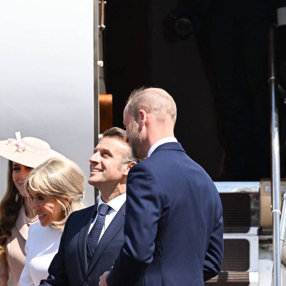 Le prince William, prince de Galles, et Catherine (Kate) Middleton, princesse de Galles, accueillent le couple présidentiel français le président Emmanuel Macron et sa femme la Première Dame Brigitte Macron à l'aéroport Station RAF de Northolt, à Ruislip, Royaume Uni, le 8 juillet 2025. À l'invitation de Leurs Majestés le roi et la reined'Angleterre, le président français et Madame la Première effectueront une visite d'État au Royaume-Uni du 8 au 10 juillet 2025. © Jeanne Accorsini/Pool/Bestimage
