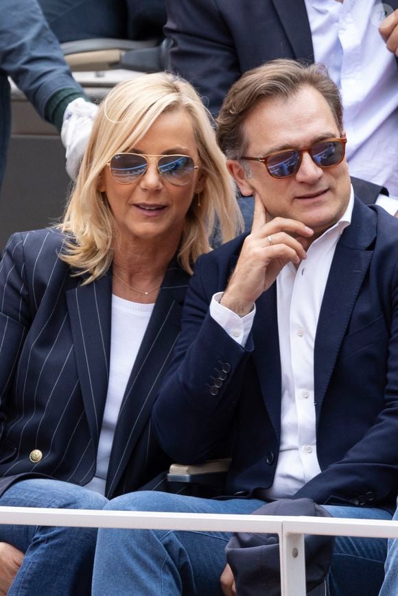 Une prise de parole rare, au cours de laquelle il révélait notamment que l’aînée de ses trois filles — ndlr : il est également père d’Emmanuelle et de Sophie — avait envisagé, après l’obtention de son baccalauréat, un avenir bien éloigné des plateaux de télévision.

Renaud Capuçon et sa femme Laurence Ferrari en tribunes lors des Internationaux de France de Tennis de Roland Garros 2025, à Paris, France, le 7 juin 2025. © Cyril Moreau/Bestimage