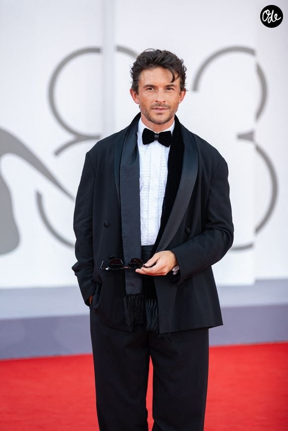 Jonathan Bailey au 83e Festival du film de Venise, pour le tapis rouge de la cérémonie d’ouverture et du film "Ink", le 2 septembre 2026.

©SGPItalia