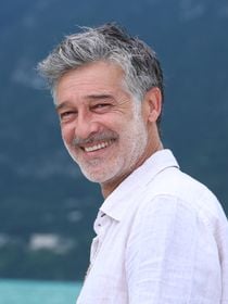 "Peu importe les qu'en dira-t-on" : Stéphane Blancafort (Tandem) et sa célèbre compagne ont fait un choix atypique, un village de 300 habitants au coeur du sujet