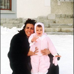 Archives rétro – Christina Onassis et sa fille Athina à Saint-Moritz, au ski, en pied. Daniel Angeli / Bestimage.
